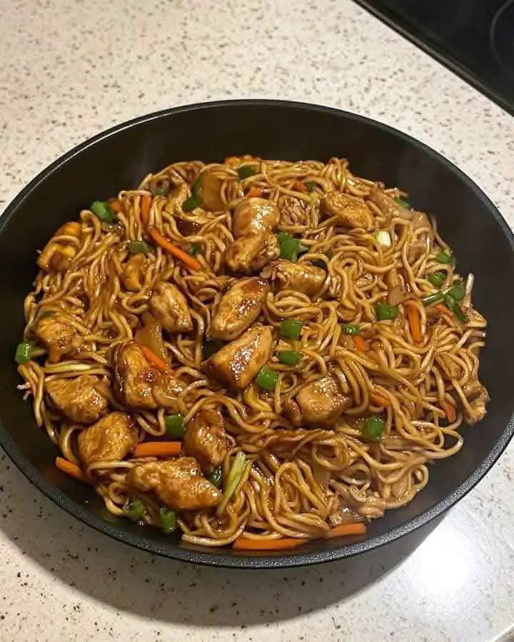 Knoblauch-Hähnchen mit Lo-Mein-Nudeln