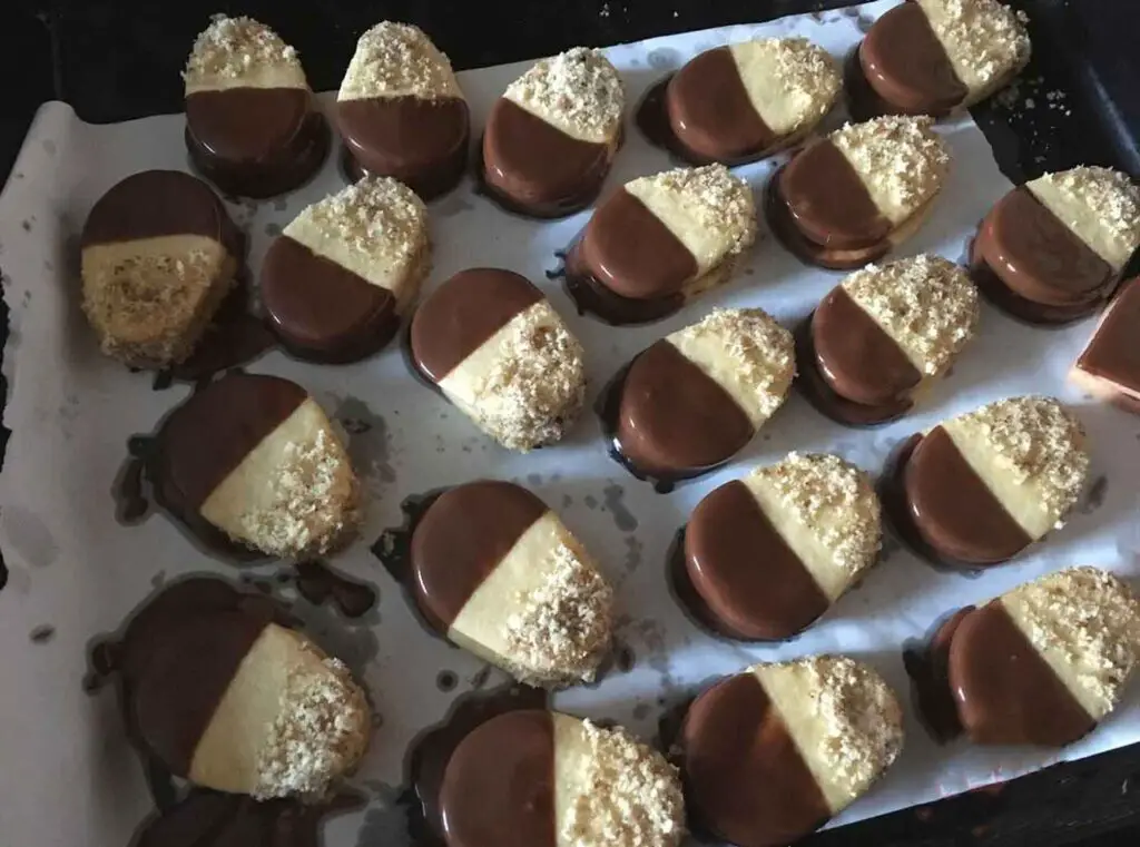 Ovalkekse mit Marmelade