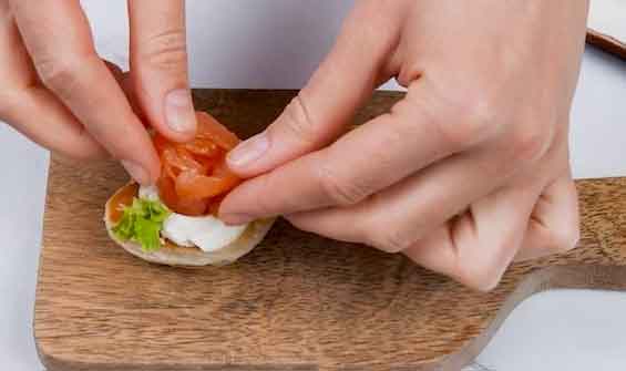 Blätterteig-Löffel mit Frischkäse und Räucherlachs