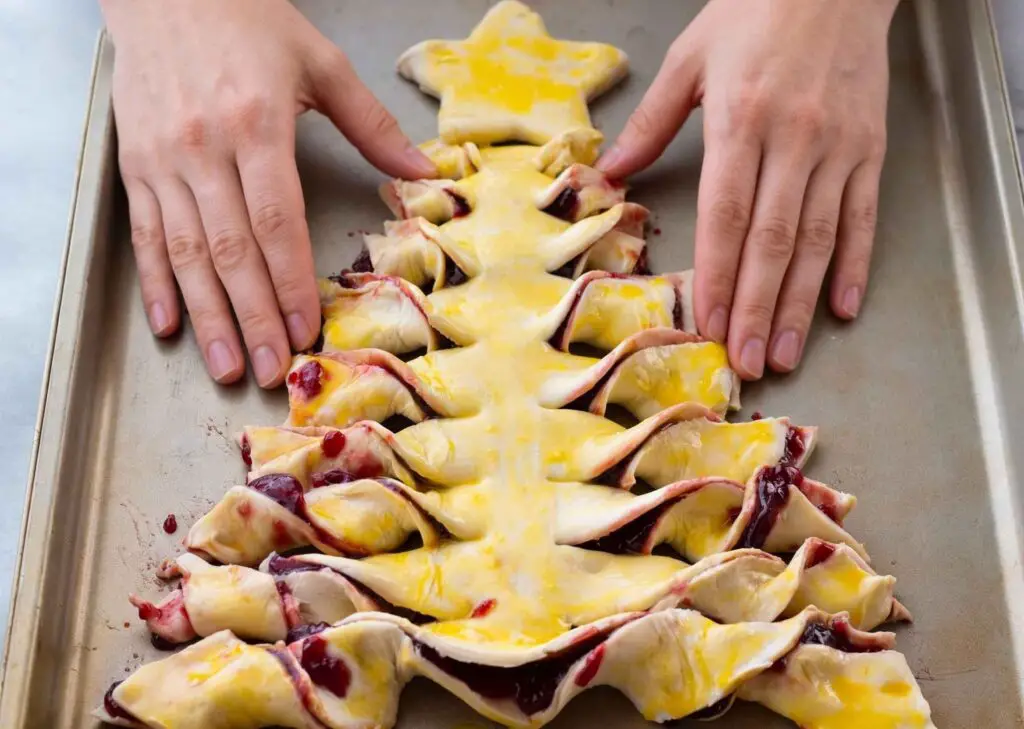 Erdbeer-Blätterteig-Baum